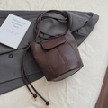 Sac seau en cuir marron foncé minimaliste avec coutures verticales et cordons - Marron