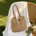 Detail der Strohtasche mit Magnetverschluss und Schulterriemen aus Kunstleder im Freien - Khaki Reißverschluss