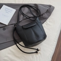 Sac seau noir texture litchi avec bandoulière tressée et détails en métal doré - Noir