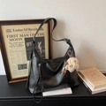 Sac hobo classique en cuir grainé noir avec bandoulière et charmant mouton en peluche - Noir (Avec Pendentif)