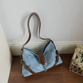 Minimalistische Achseltasche aus hellblauem Denim mit braunen Kunstlederriemen und Schnalle - Blau Ohne Anhänger