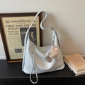 Sac hobo bleu glacé en similicuir souple avec un pendentif peluche marron mignon - Bleu (Avec Pendentif)