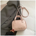 Mini sac bandoulière rose en cuir plissé avec poignées sur une veste grise chic - Rose Sans Pendentif