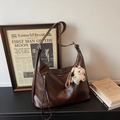 Sac bandoulière vintage marron foncé effet cuir huilé ciré de grande capacité avec charme - Café (Avec Pendentif)