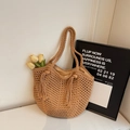 Borsa a secchiello in paglia intrecciata con nappe e fodera in tessuto marrone chiaro kaki - Cachi