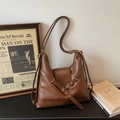 Bolso tote hobo de cuero marrón vintage con acabado brillante y detalles metálicos dorados - Marrón