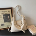 Bolso hobo chic de cuero sintético beige con correa ajustable y detalles dorados - Blanco Roto