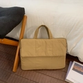 Detalle del maletín acolchado caqui para portátil con asa acolchada y bolsillo frontal - Caqui