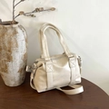 Schicke beige Boston-Tasche aus Kunstleder mit verstellbarem Gurt und Minimal-Design - Weiß