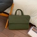 Maletín acolchado minimalista verde oliva en un acogedor ambiente de oficina en casa - Verde