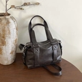 Dunkelbraune Boston-Tasche aus mattem Leder mit Doppelgriffen und Schultergurt - Braun