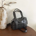 Schwarze Vintage Boston Tasche aus mattem Kunstleder mit verstellbarem Umhängeriemen - Schwarz