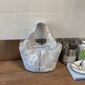 Dettaglio della borsa tote grigia ricamata con motivi floreali e tasche per l'uso quotidiano - Grigio