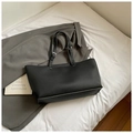Detailansicht der schwarzen Tote-Bag mit Lychee-Textur und silberner Metallschnalle - Schwarz
