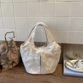 Dettaglio della borsa tote in tela floreale con tasche esterne e tessuto di lino - Bianco