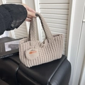 Borsa a spalla in maglia kaki con trama a coste e etichetta in pelle fatta a mano - Bianco Sporco