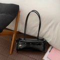 Elegante bolso de hombro negro brillante con detalle de lazo y colgante de corazón - Negro
