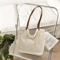 Handgefertigte gewebte Stroh-Shopper in Creme mit dunkelbraunen Ledergriffen für Sommer - Weißer Magnetverschluss