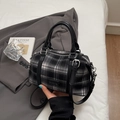 Detaillierte Ansicht der karierten Bowlingtasche mit Ledergriffen und verstellbarem Gurt - Schwarz