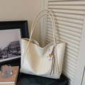 Grand sac cabas blanc crème avec texture plissée brillante et pendentif en forme de cheval - Blanc Crème avec Pendentif