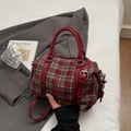 Retro-rote karierte Boston-Tasche mit Ledergriffen und Mode-Logo auf legerem Anzug - Burgunderrot