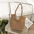 Beige handgewebte Stroh-Tote-Bag mit braunen Lederriemen und Nietendetail - Khaki Magnetverschluss