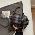 Detail der blau-braun karierten Boston-Tasche mit Ledergriffen und silbernen Beschlägen - Blau