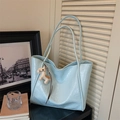 Sac fourre-tout bleu clair en cuir plissé avec un charmant pendentif petit cheval blanc - Bleu avec pendentif