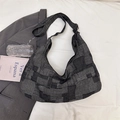 Schicke Tasche in Schwarz-Grau-Patchwork mit Strukturstoff und verstellbarem Riemen auf Laken - Schwarz