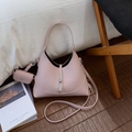 Detalle de bolso tipo cubo en cuero granulado rosa claro con hebilla y mini estuche - Rosa