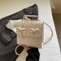 Dettaglio dello zaino in pelle PU crema con motivo a quadri gialli e decorazioni a fiocco - Bianco Sporco