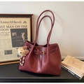 Détails du sac cabas bordeaux foncé avec pendentif ours et boucles élégantes - Rouge Vin Avec Ours Pendentif