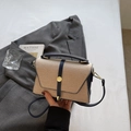 Bolso bicolor de tela beige y cuero azul marino con hebilla dorada y correa - Azul