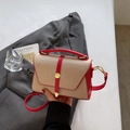 Elegante bolso de mano en cuero rojo y tejido beige con cierre de metal dorado - Burdeos