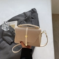 Elegante bolso beige con hebilla dorada y diseño de rejilla texturizada - Blanco Roto