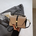 Bolso de mano de tejido beige con ribete de cuero negro y elegantes detalles dorados - Negro