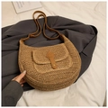 Hobo-Schultertasche aus Stroh mit dunkelbraunem Lederriemen und Vorderklappe - Khaki