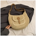 Hobo-Schultertasche aus Stroh in Cremeweiß mit braunem Lederriemen für den Strandurlaub - Beige