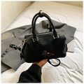 Elegante borsa Boston nera con ricamo a forma di pony e tracolla regolabile - Nero