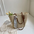 Detailansicht der gewebten Strohtasche mit Ledergriffen und elegantem Seidenschal - Off-white Mit Schal