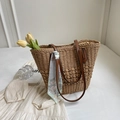 Detail einer Stroh-Tragetasche mit braunen Ledergriffen und dekorativem Seidenschal - Khaki Mit Schal