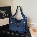 Borsa tote in denim blu scuro con due tasche frontali con zip e tracolla larga - Blu