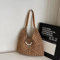 Detailansicht der Häkelstruktur mit Perlen-Metallkette an einer beigen Tragetasche - Khaki Mit Kette