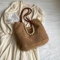 Detail van de strooien draagtas met elegant parelhandvat en bruine lederen schouderriem - Met Parelhanger / Khaki