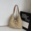 Detail der handgewebten beigen Tragetasche mit Perlenornamenten und silberner Kette - Beige Mit Kette