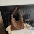 Dettaglio della borsa tote leopardata con un nodo decorativo sulla tracolla larga - Leopardo Caffè