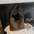 Dettaglio della borsa a spalla con stampa zebrata e design alla moda del manico - Zebra Caffè