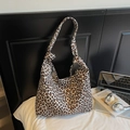 Dettaglio della borsa tote leopardata con un elegante dettaglio della tracolla annodata - Leopardo Beige