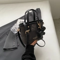 Bolso tote negro retro con asas de cuero, logotipo dorado y colgante de perro lindo - Negro con colgante