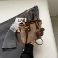 Bolso tote de lona caqui vintage con ribete de cuero marrón y correa de hombro ajustable - Marrón con colgante